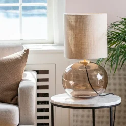SENJA BORDLAMPE HVIT M. MESSING ARMATUR, BEIGE 30*30 SKJERM