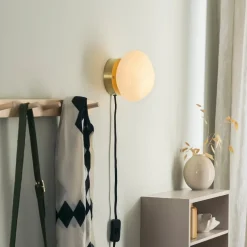 VEGGLAMPE HVIT MED UTVENDIG MESSING OPPHENG
