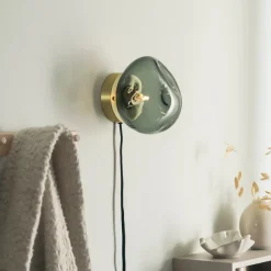 VEGGLAMPE LYS RØKGRÅ MED INNFELDT MESSING OPPHENG