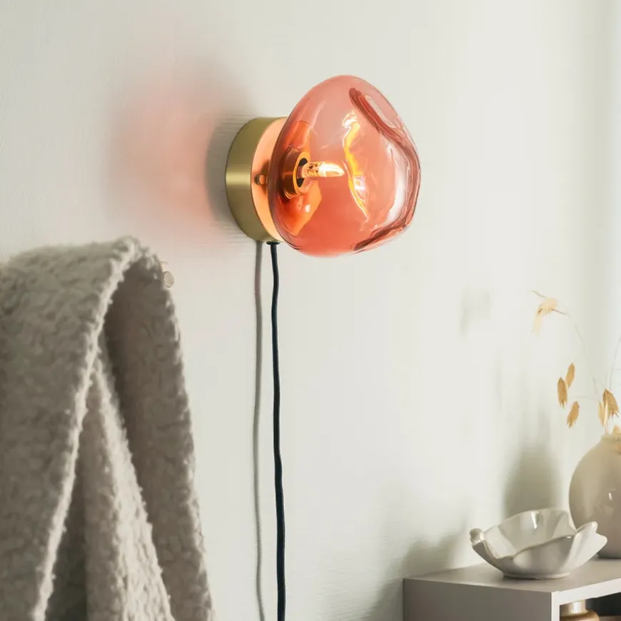 VEGGLAMPE MORGENRØD MED INNFELDT MESSING OPPHENG